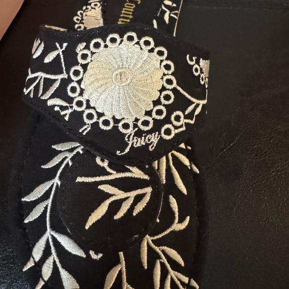 Juicy Couture Black and Cream Tiki Women's Sandals size 6 - Picture 12 of 12